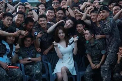 当性感女团遇到韩国士兵，少不了一场原始大狂欢4